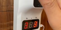 手をかざして測るタイプの 非接触型体温計