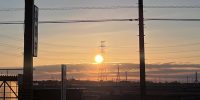 今朝の駐車場からの空は、雲は少しあるものの、スッキリとした青空が広がっています
